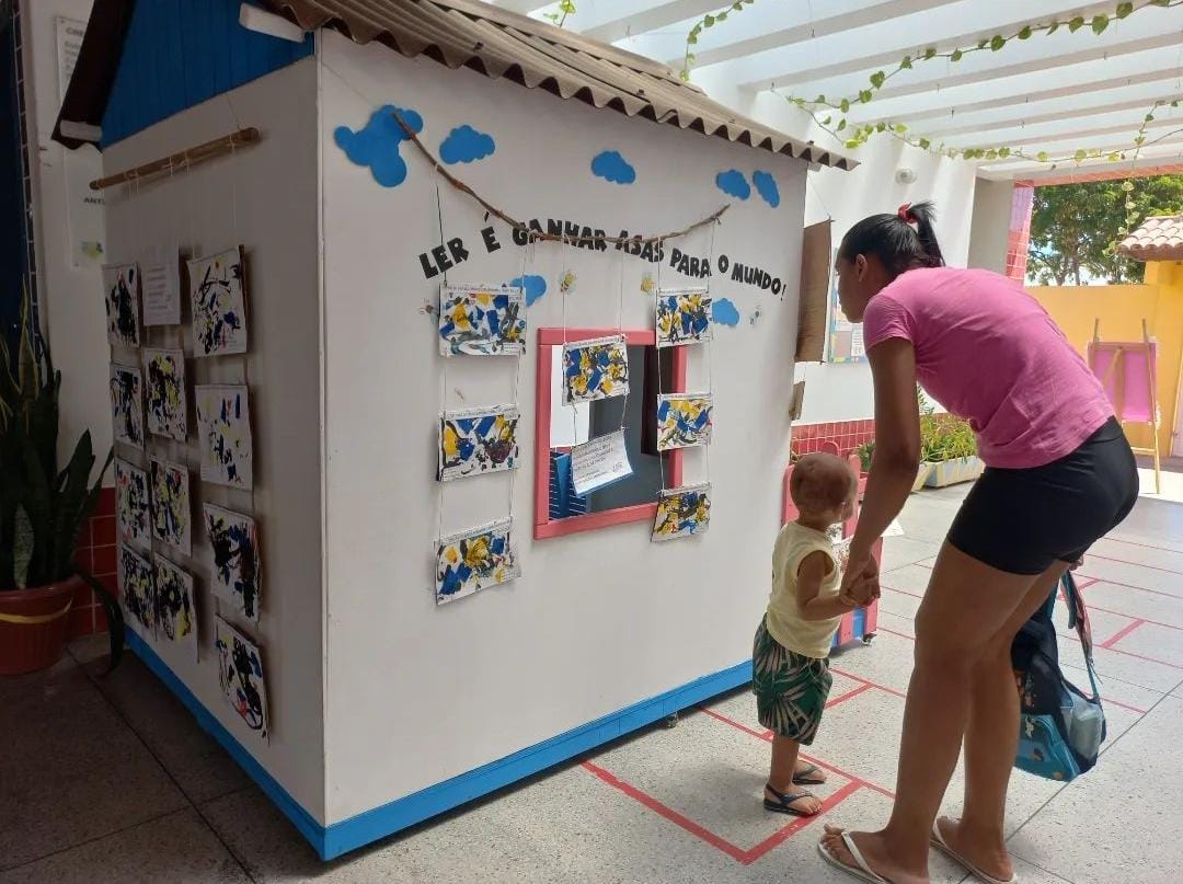 EXPOSIÇÃO "ARTE NA NATUREZA" COM OBRAS DAS CRIANÇAS NA CRECHE-ESCOLA MARIA VITÓRIA