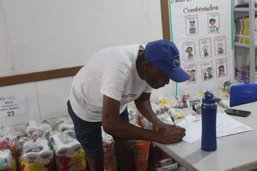 ENTREGA DAS CESTAS BÁSICAS DA EJA