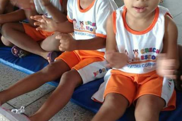 TURMAS DA CRECHE-ESCOLA MARIA VITÓRIA CORREIA DO TURNO MATUTINO ADAPTADAS E JÁ PARTICIPANDO DA ORAÇÃO COLETIVA.