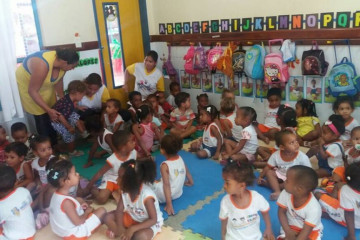 CINEMA COM AS TURMAS DA CRECHE-ESCOLA MARIA VITÓRIA CORREIA