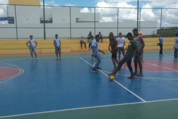 AULA DE EDUCAÇÃO FÍSICA COM A PROFESSORA NILMARA SILVA COM OS ALUNOS DO 7º ANO MATUTINO DA ESCOLA MARIA RITA ALVES DE JESUS