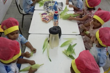 CRIANÇAS DA CRECHE-ESCOLA MARIA VITÓRIA CORREIA APRENDENDO A FAZER BOLO DE MILHO COM AS PROFESSORAS ELIETE SANTOS E TACIANA SOUZA