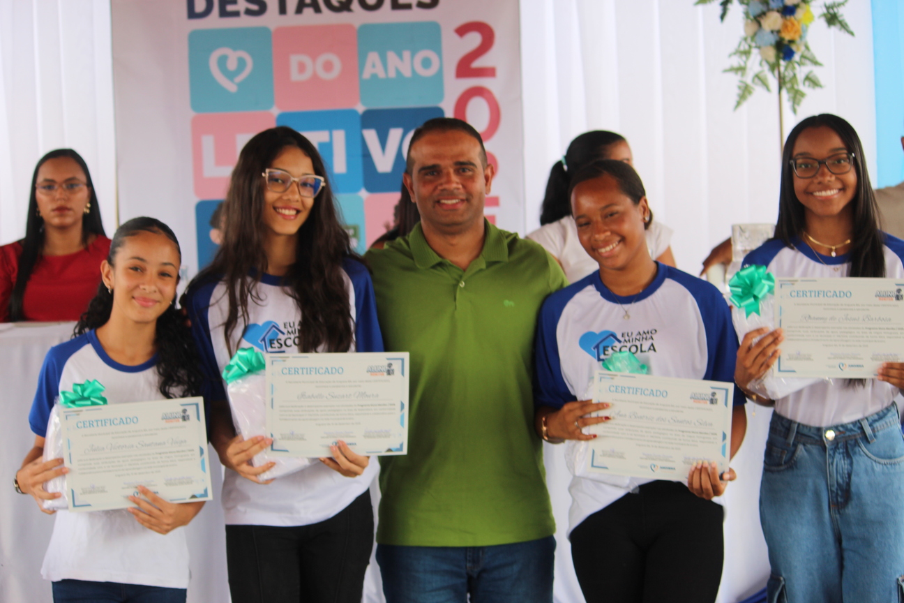 ALUNOS DESTAQUES DO ANO DE 2025 RECEBEM HOMENAGEM E PREMIAÇÃO