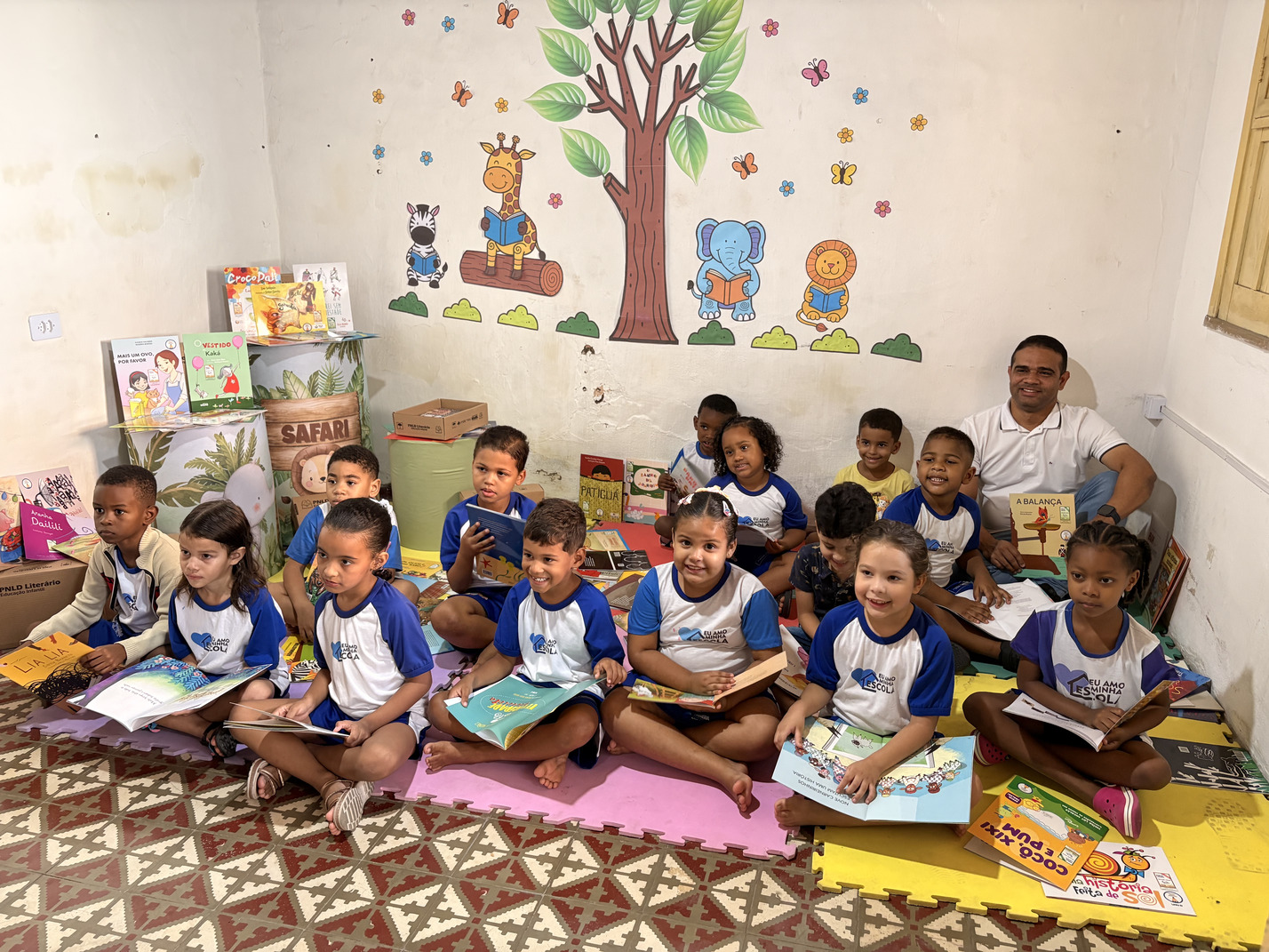 ATIVIDADES DE INCENTIVO À LEITURA MARCAM ATO DE ENTREGA DE NOVOS LIVROS À BILIOTECA MUNICIPAL
