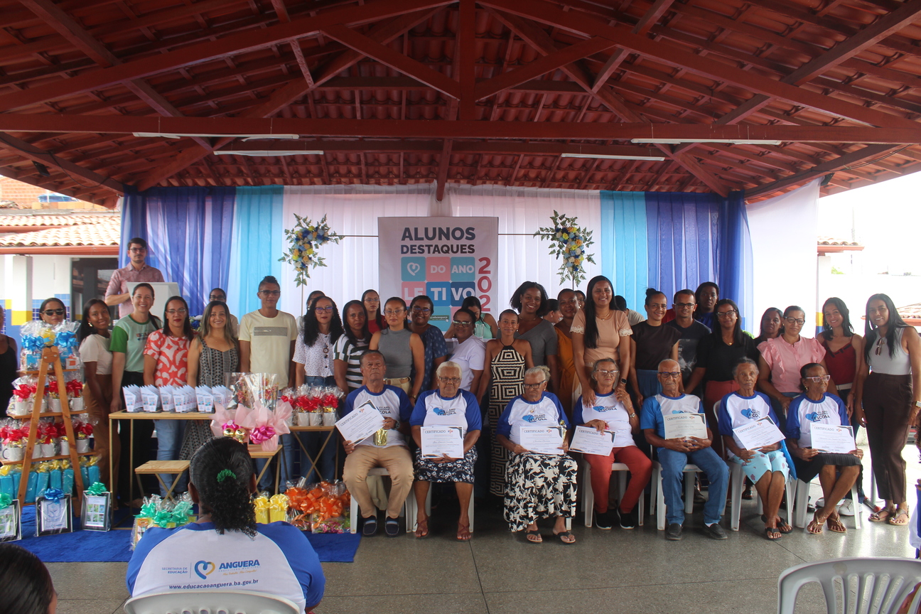 EMOÇÃO E MUITOS APLAUSOS MARCARAM HOMENAGEM AOS ESTUDANTES MAIS IDOSOS DA EJA